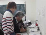 マイケルソン干渉計 先生も一緒に観察中…